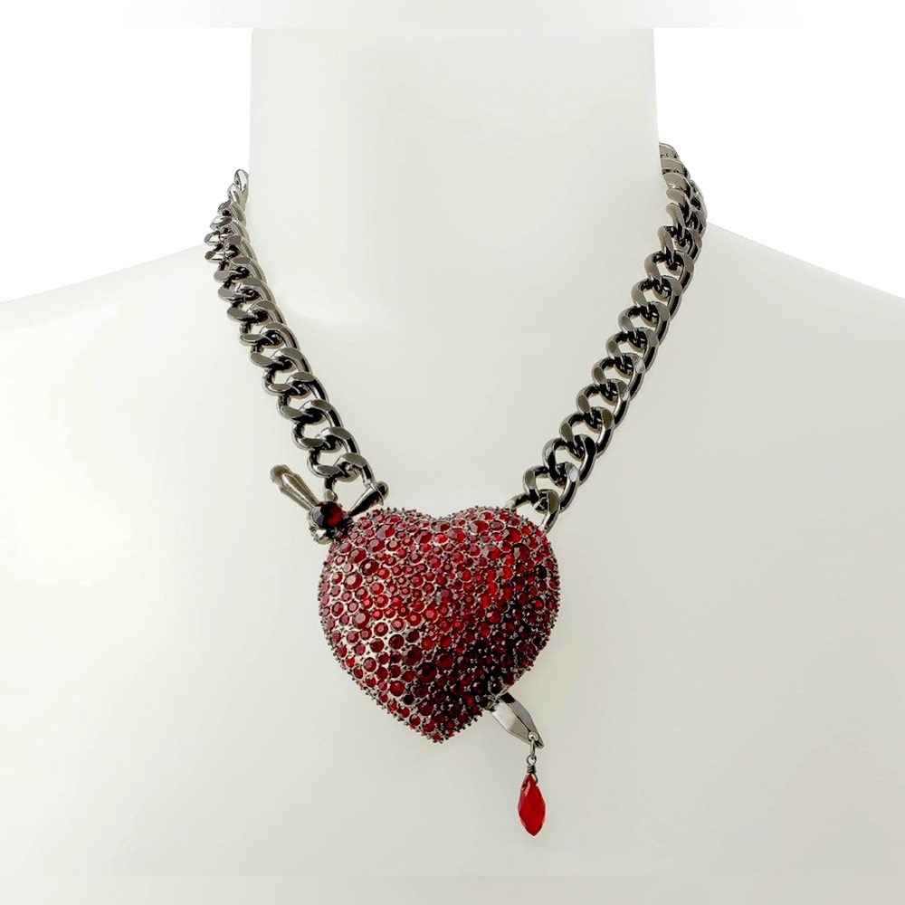 NWT ⚜️❤️⚜️ Betsey Johnson Heart Dagger Pendant Necklace - Picture 3 of 12